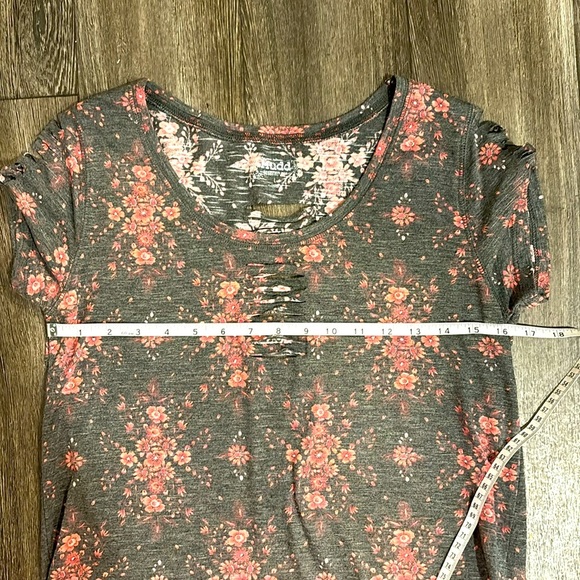 Women’s Mudd Size Large floral short sleeve top (NWOT) - Picture 5 of 5